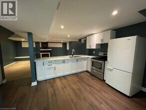 11 Yorkdale Crescent in Hamilton, ON - Building Photo - Building Photo