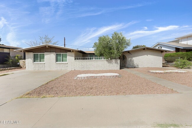 4871 Los Reales Dr