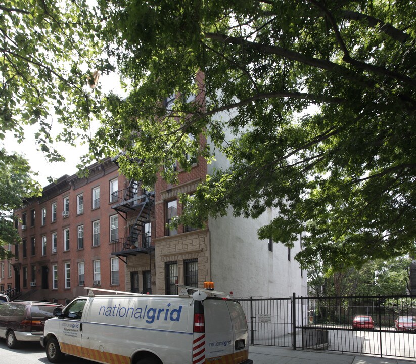 134 Luquer St in Brooklyn, NY - Building Photo