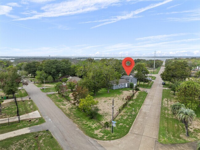 99 Brownwood Dr in Baytown, TX - Building Photo - Building Photo