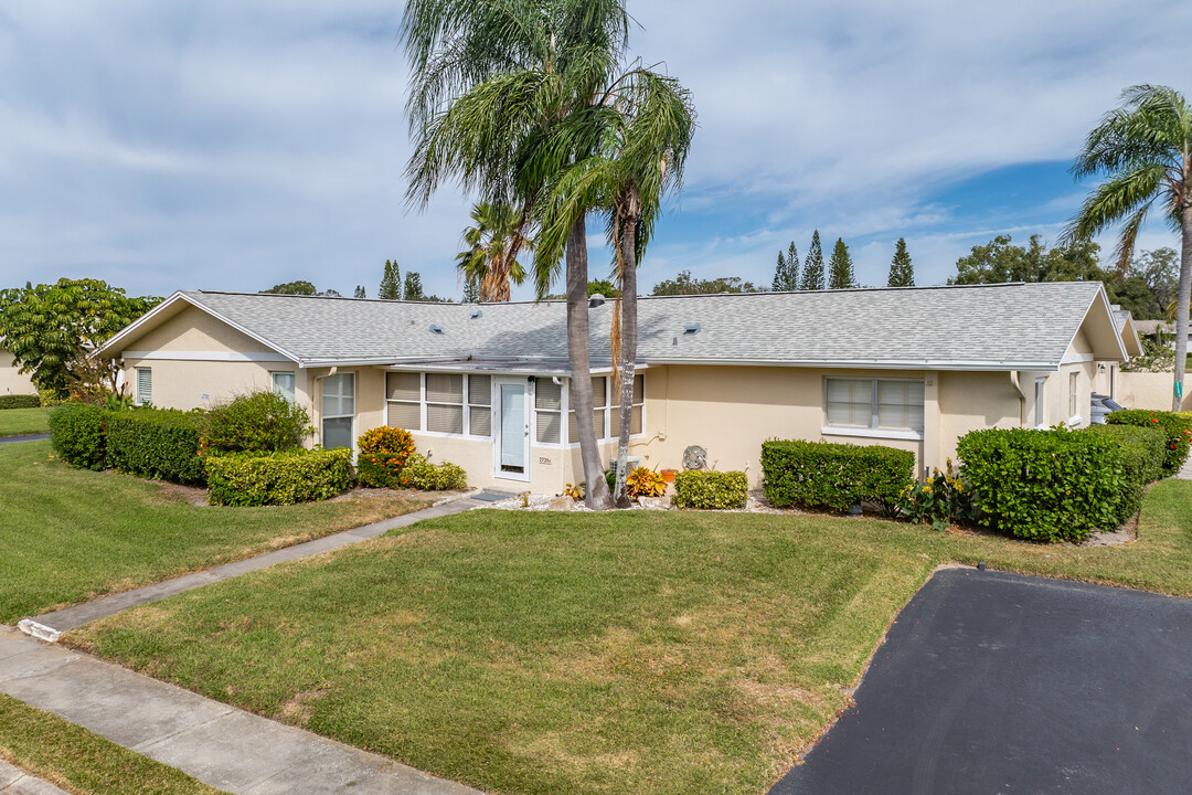 2726 Whitebridge Dr in Palm Harbor, FL - Foto de edificio