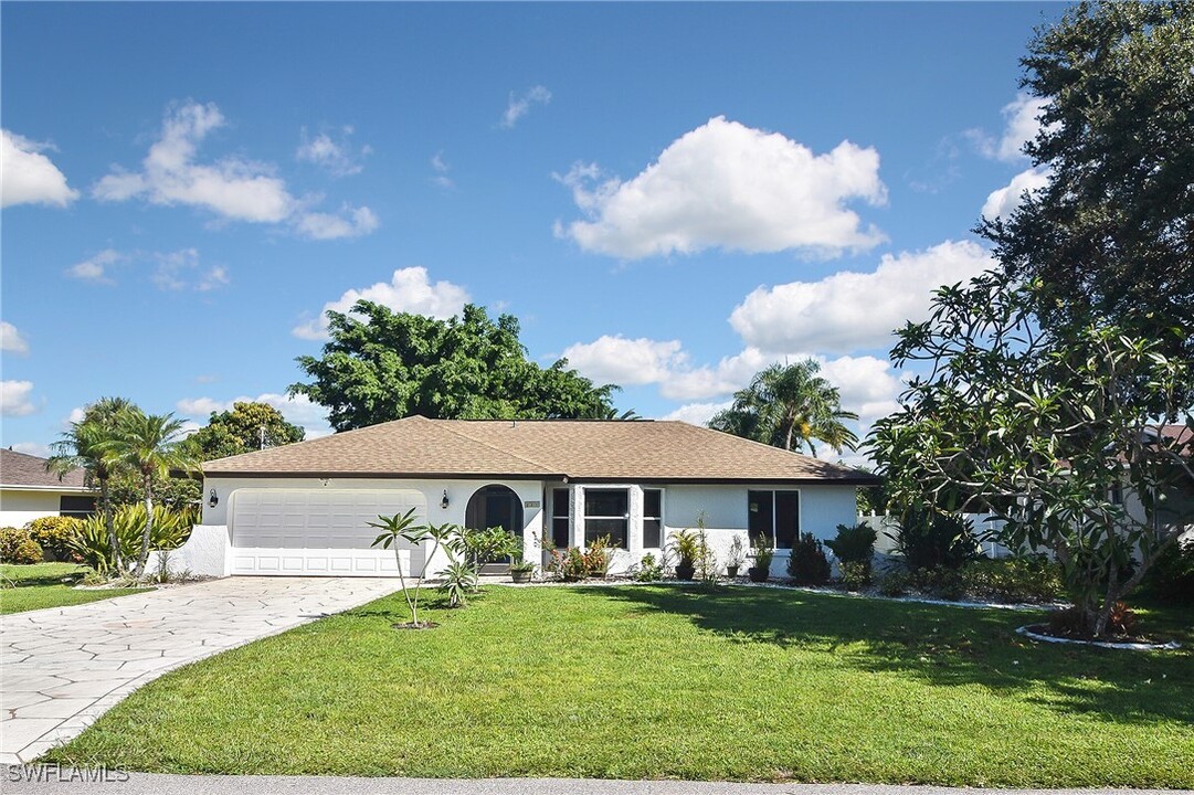 211 SE 46th St in Cape Coral, FL - Foto de edificio