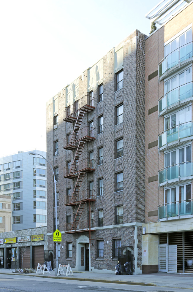 Lovag Hall in Jamaica, NY - Foto de edificio - Building Photo