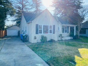 9138 Locust St in Elk Grove, CA - Foto de edificio - Building Photo