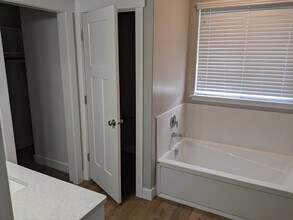 889 E 600 N in Hyde Park, UT - Foto de edificio - Building Photo