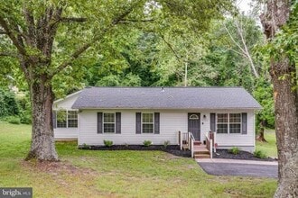 3757 Hunting Creek Rd in Huntingtown, MD - Building Photo - Building Photo