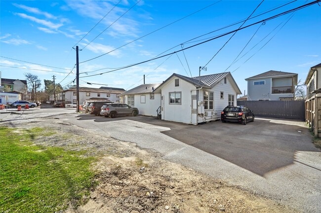 property at 2009 N Durham Dr