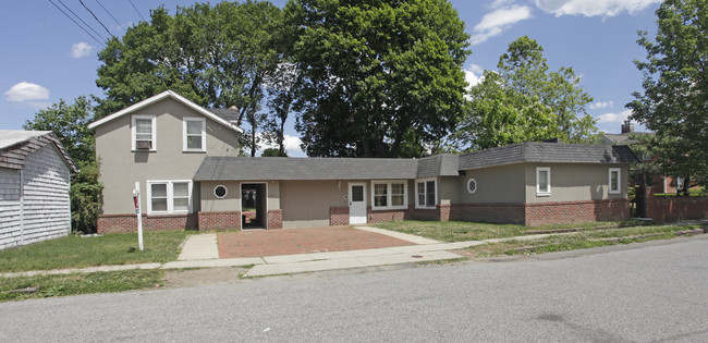 170 N Broadway in Lindenhurst, NY - Building Photo - Building Photo