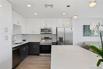 1709 N Tamiami Trl in Sarasota, FL - Building Photo - Building Photo