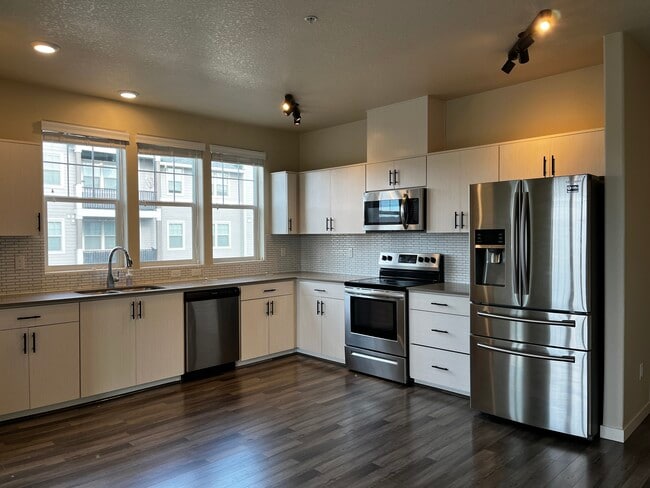 17182 SW Appledale Rd, Unit 405 in Beaverton, OR - Foto de edificio - Building Photo