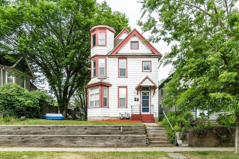 105 Jessamine Ave W in St. Paul, MN - Building Photo