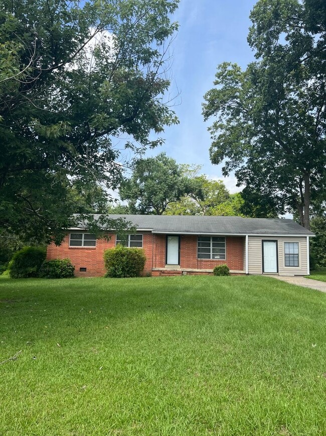 property at 911 E Lee St