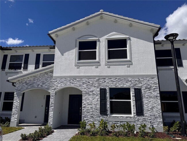 194 SE 10th St in Florida City, FL - Foto de edificio - Building Photo