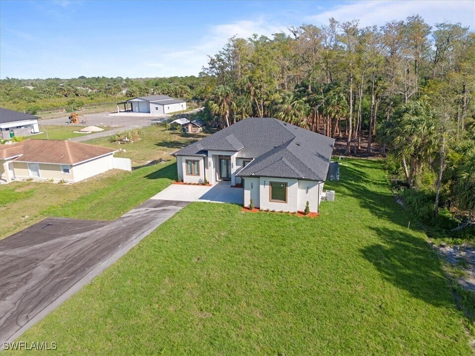 3381 22nd Ave NE in Naples, FL - Building Photo