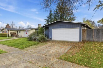 2500 Alma Dr in Medford, OR - Building Photo - Building Photo