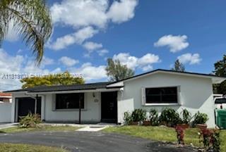 7495 S Waterway Dr in Miami, FL - Building Photo