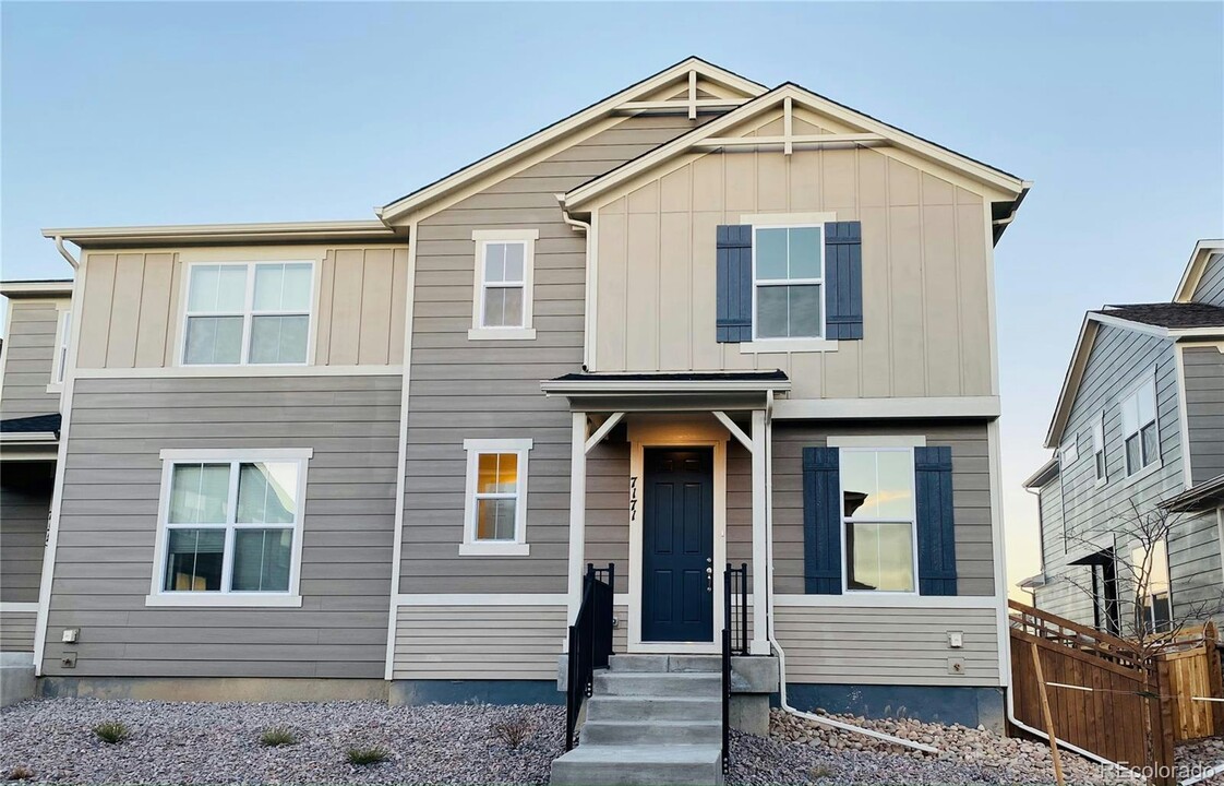 7171 Bedlam Dr in Castle Pines, CO - Foto de edificio