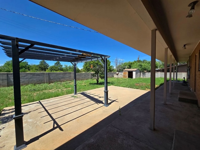 512 Camino Solano in Santa Fe, NM - Foto de edificio - Building Photo