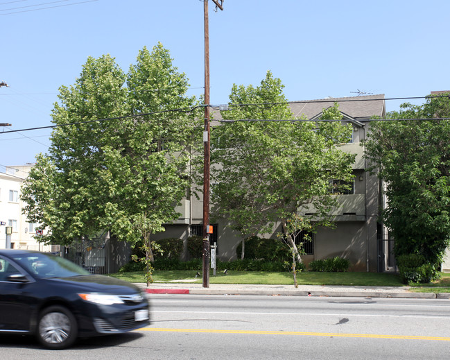 15059 Burbank Blvd in Van Nuys, CA - Building Photo - Building Photo