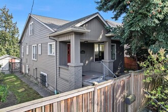 5016 7th Ave NE in Seattle, WA - Building Photo - Building Photo
