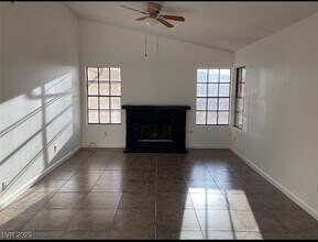 7644 Kalmalii Ave in Las Vegas, NV - Foto de edificio - Building Photo