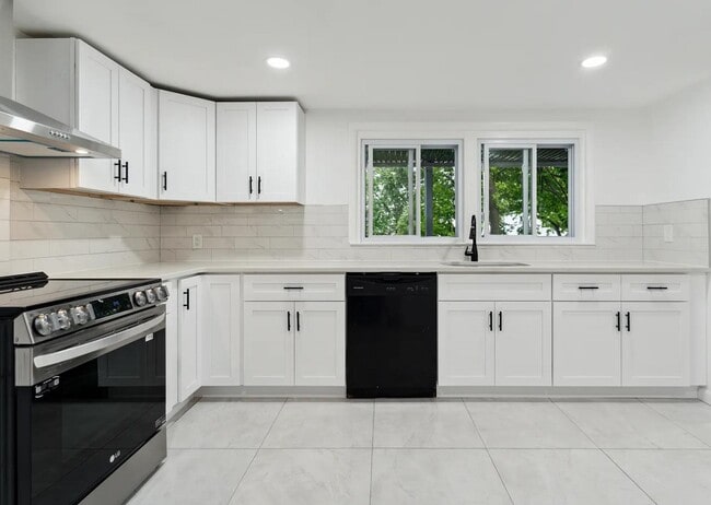79 NJ-5 in Edgewater, NJ - Building Photo - Building Photo
