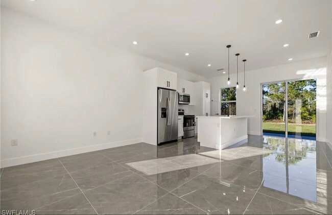 905 Wabasso Ct in Lehigh Acres, FL - Building Photo - Building Photo