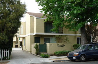 1105 Capuchino Ave in Burlingame, CA - Building Photo - Building Photo