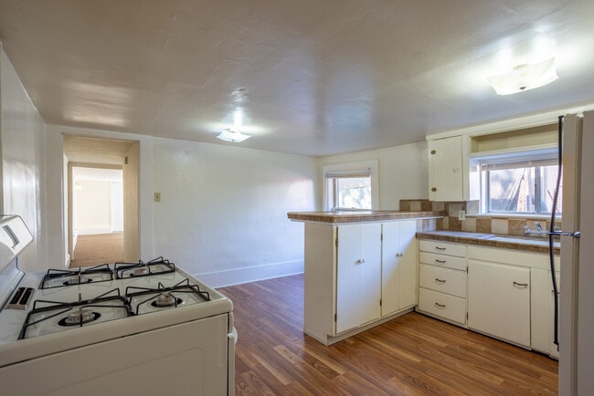 property at 812 W 1st St