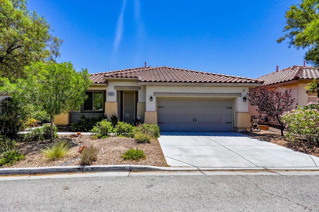 11057 Village Crest Ln in Las Vegas, NV - Building Photo