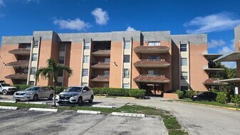 17600 NW 68th Ave in Hialeah, FL - Building Photo