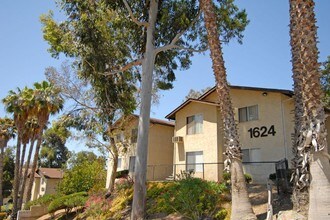 Valle at Canyon in San Diego, CA - Foto de edificio - Building Photo