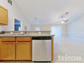 409 N Dixie Dr in Howey In The Hills, FL - Foto de edificio - Building Photo