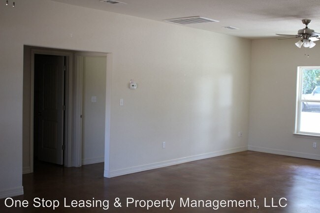 305 Hickory St-Unit -Unit B in Smithville, TX - Foto de edificio - Building Photo