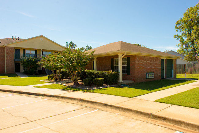 Hunter Pointe Apartments in Centreville, AL - Building Photo - Building Photo