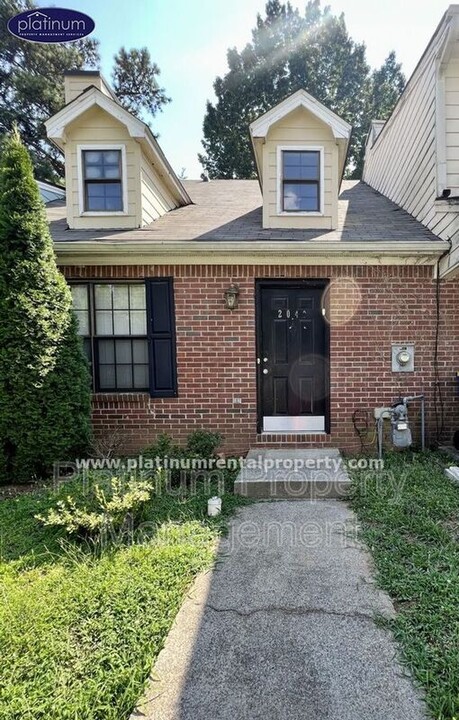 2040 Sand Wedge Cir in Kennesaw, GA - Foto de edificio