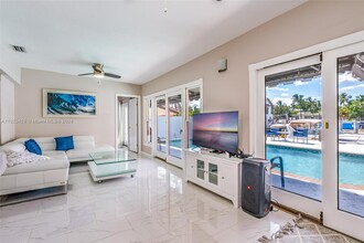 325 Isle of Capri Dr in Fort Lauderdale, FL - Foto de edificio - Building Photo