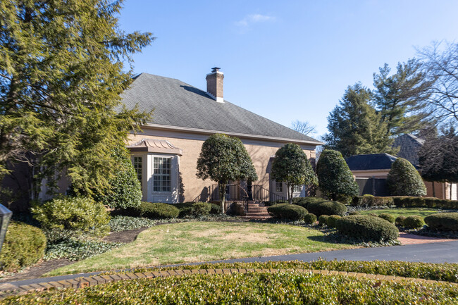 Surrey Place in Louisville, KY - Foto de edificio - Building Photo