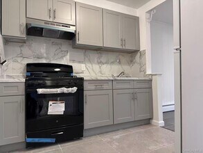 81-05 149th Ave in Queens, NY - Foto de edificio - Building Photo