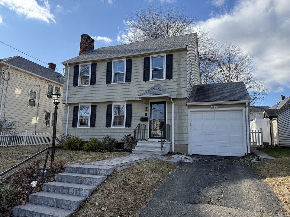 11 Acadia St in West Hartford, CT - Building Photo