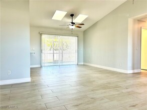 1203 SW 34th St in Cape Coral, FL - Foto de edificio - Building Photo