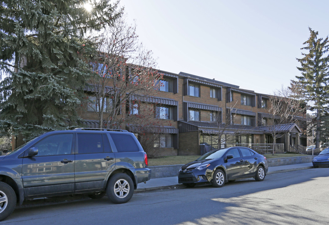 Kendale House in Calgary, AB - Building Photo