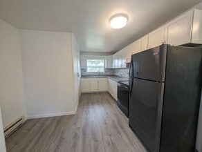 1910 NE Sylvan Way in Bremerton, WA - Building Photo - Building Photo