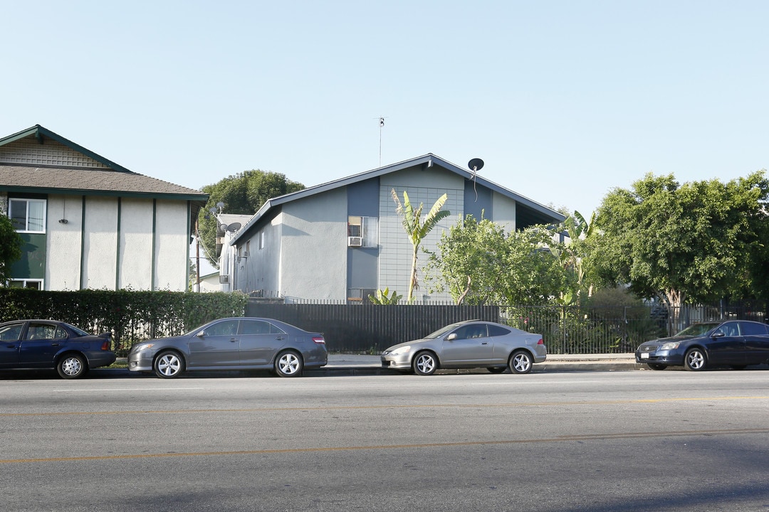 19206 Parthenia St in Northridge, CA - Building Photo