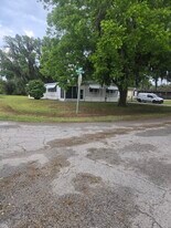 100 Hoover Ln in Satsuma, FL - Building Photo