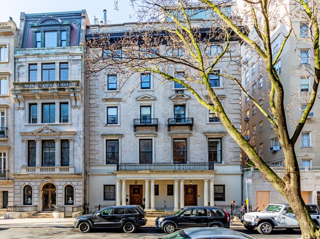 8 E 76th St in New York, NY - Building Photo - Building Photo