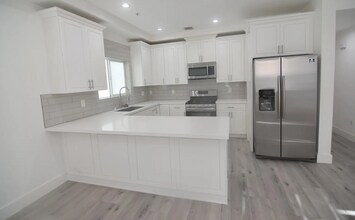 7129 S La Cienega Blvd in Los Angeles, CA - Building Photo - Building Photo