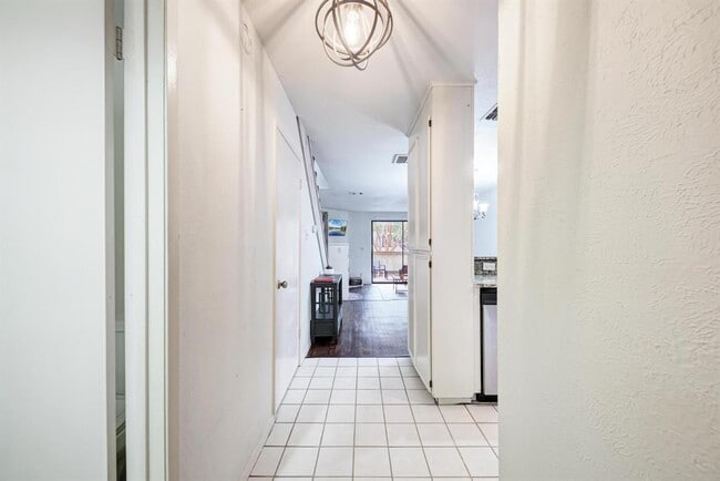 1938 Holly Hill Dr in Austin, TX - Foto de edificio - Building Photo