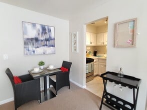 401 W Webster Ave, Unit 204 in Chicago, IL - Building Photo - Building Photo