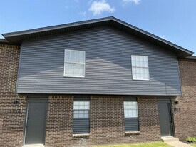 1912 Dave Ward Dr in Conway, AR - Building Photo